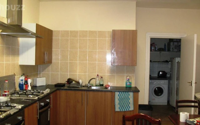 8 BEDROOMS HOUSE WITH 8 SHOWER ROOMS TO LET 3