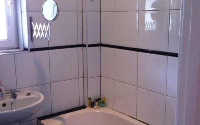 3 bedroom flat close to University of Edinburgh 3