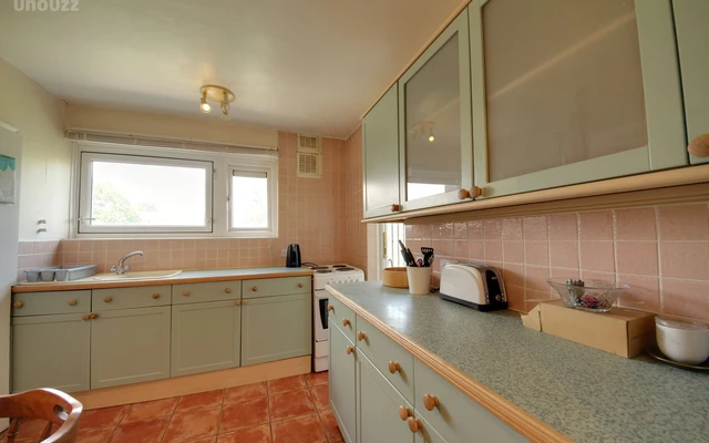 4 bedroom flat on Castle Road 3
