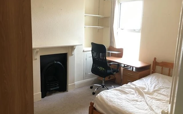4 bedroom house close to Plymouth University 2