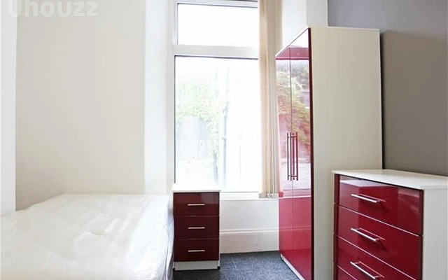 3 bedroom flat close to Plymouth University 1
