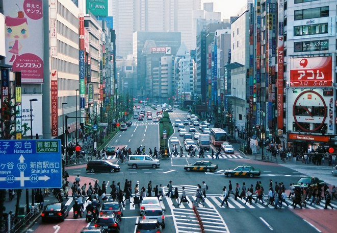 还有赏樱地新宿御苑,富有文艺范儿的黄金街以及灯红酒绿的歌舞伎町等