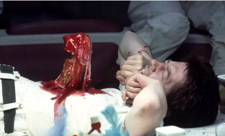 已经被列为了一生必看的经典,当你一个人看见异形破肚而出的血腥画面