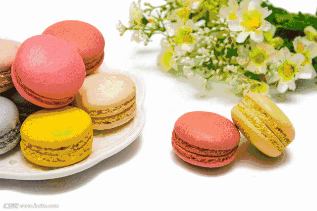 马卡龙是法式甜点的象征,因曾作为路易十四婚礼上的甜点而风靡世界.